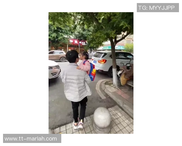 姚明卸任后首次分享家庭日常带女儿散步引发热议展现陪伴之道